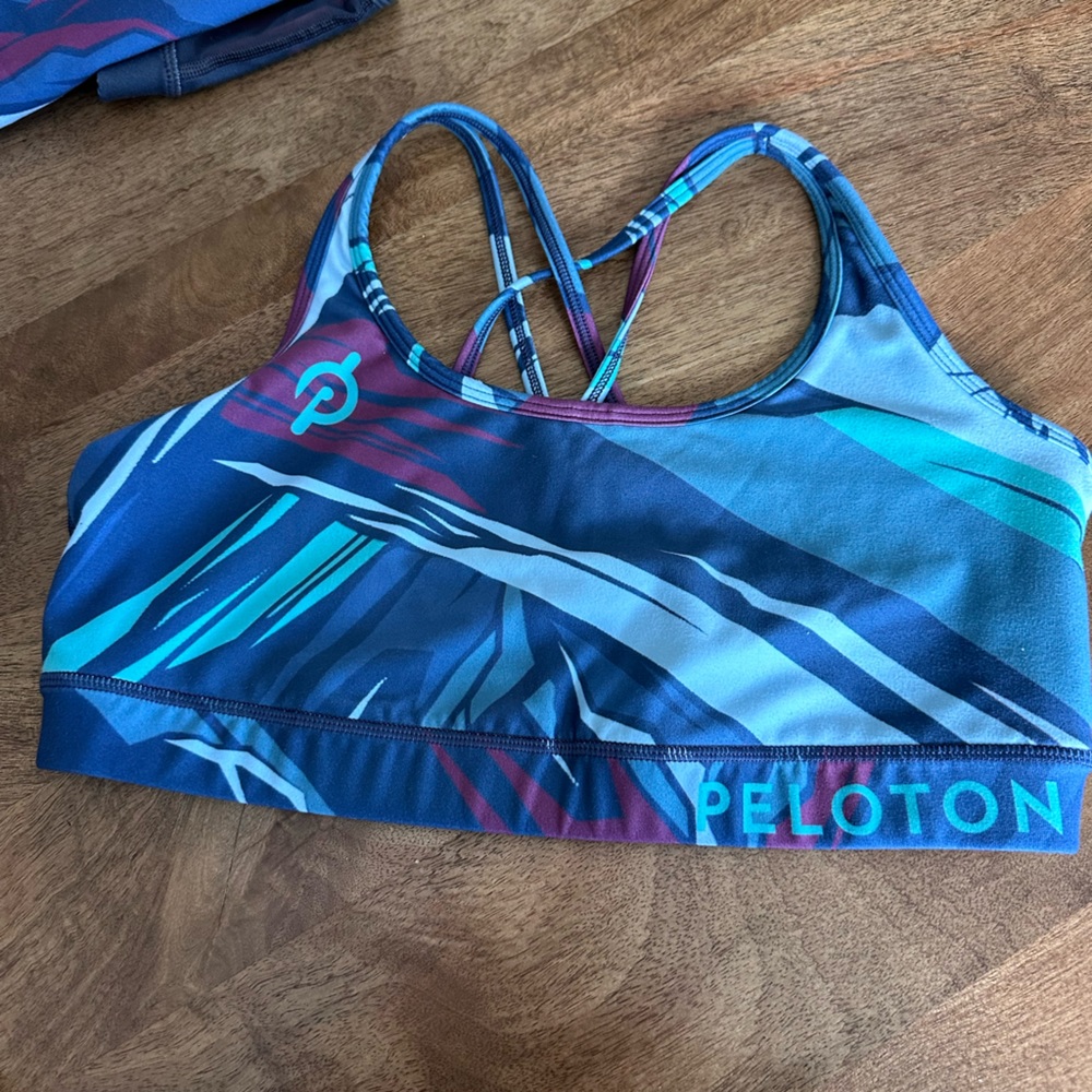 SET - BOTH PIECES- Gently used matching Peloton capri and sports bra set. XL.